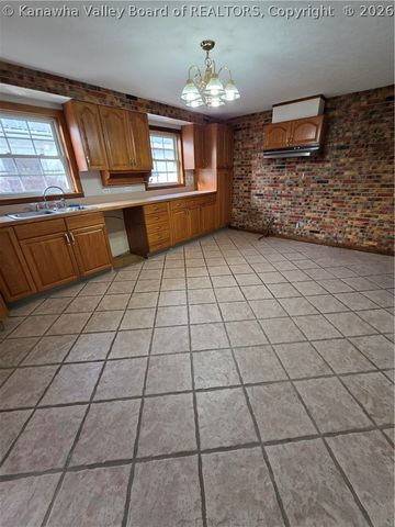 121 W Reynolds Avenue, Belle, WV 25015