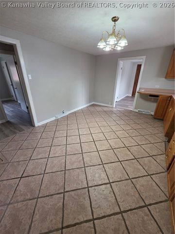 121 W Reynolds Avenue, Belle, WV 25015