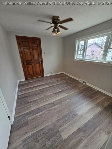 121 W Reynolds Avenue, Belle, WV 25015