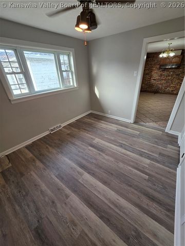 121 W Reynolds Avenue, Belle, WV 25015