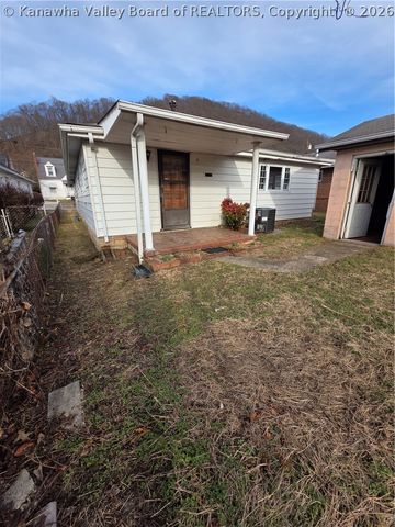 121 W Reynolds Avenue, Belle, WV 25015