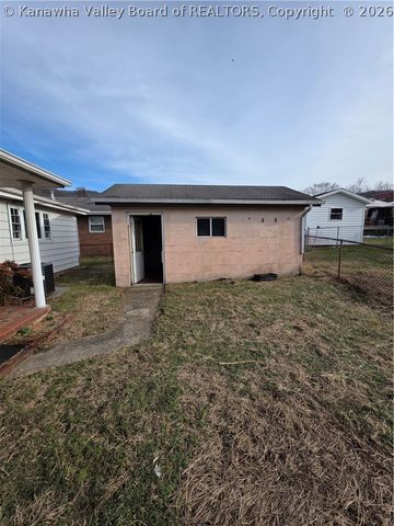 121 W Reynolds Avenue, Belle, WV 25015