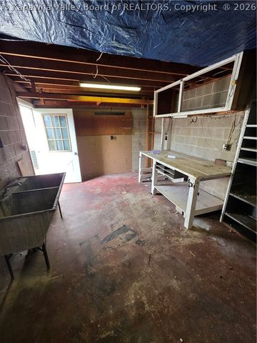 121 W Reynolds Avenue, Belle, WV 25015