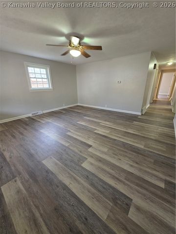 121 W Reynolds Avenue, Belle, WV 25015