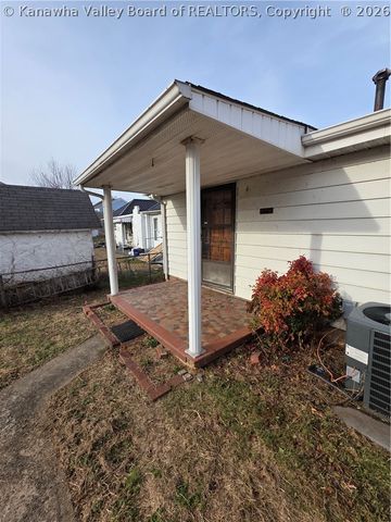 121 W Reynolds Avenue, Belle, WV 25015