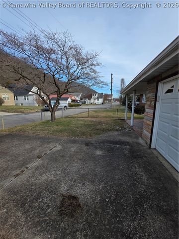 121 W Reynolds Avenue, Belle, WV 25015