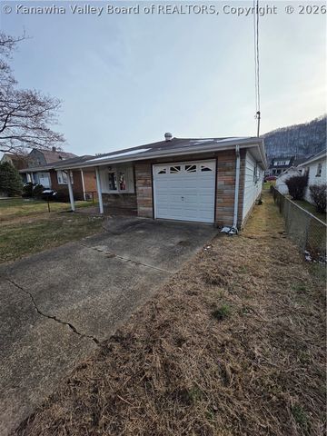 121 W Reynolds Avenue, Belle, WV 25015