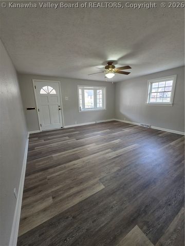 121 W Reynolds Avenue, Belle, WV 25015