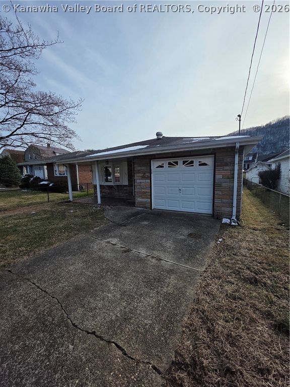 121 W Reynolds Avenue, Belle, WV 25015