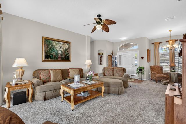 8 Zenger Ct, Palm Coast, FL 32164