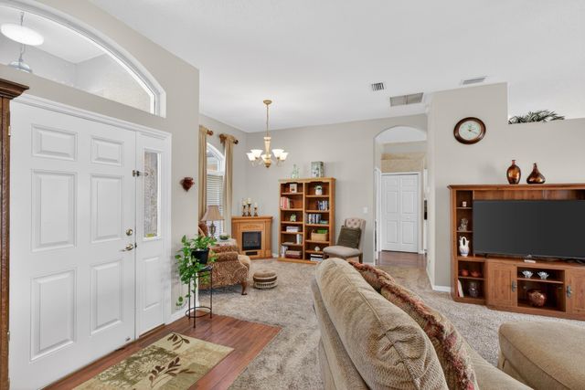 8 Zenger Ct, Palm Coast, FL 32164