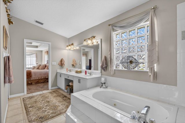 8 Zenger Ct, Palm Coast, FL 32164