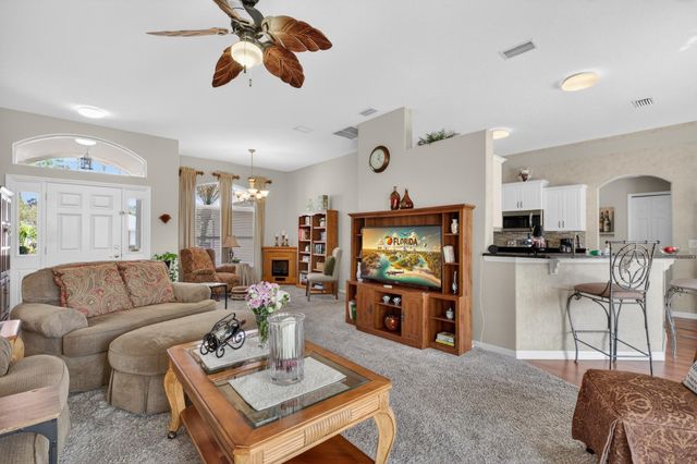 8 Zenger Ct, Palm Coast, FL 32164