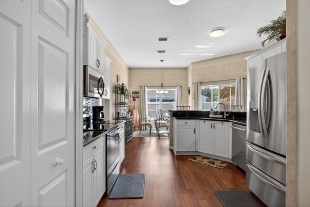 8 Zenger Ct, Palm Coast, FL 32164