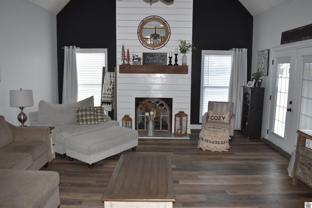 8255 Old Lovelaceville Rd, Paducah, KY 42001