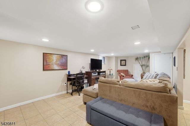 385 Berkeley Ave, Bloomfield Twp., NJ 07003