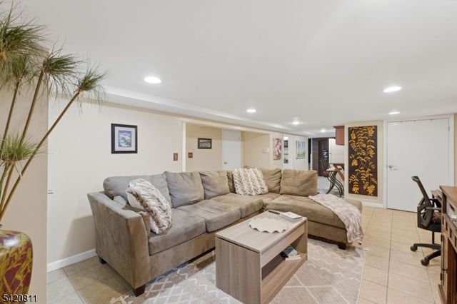 385 Berkeley Ave, Bloomfield Twp., NJ 07003