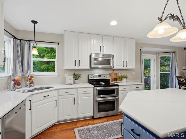 42 Clovercrest Court, St Louis, MO 63129