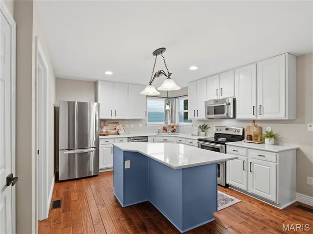 42 Clovercrest Court, St Louis, MO 63129