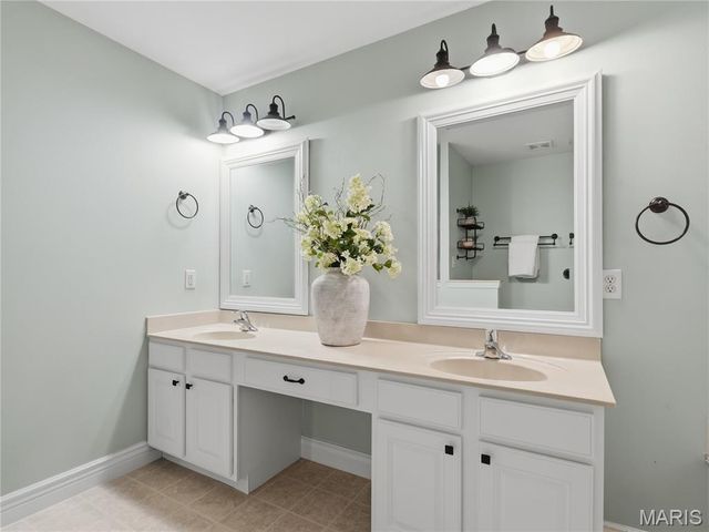 42 Clovercrest Court, St Louis, MO 63129
