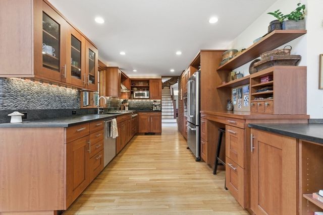 30 Volunteer Way, Lexington, MA 02420
