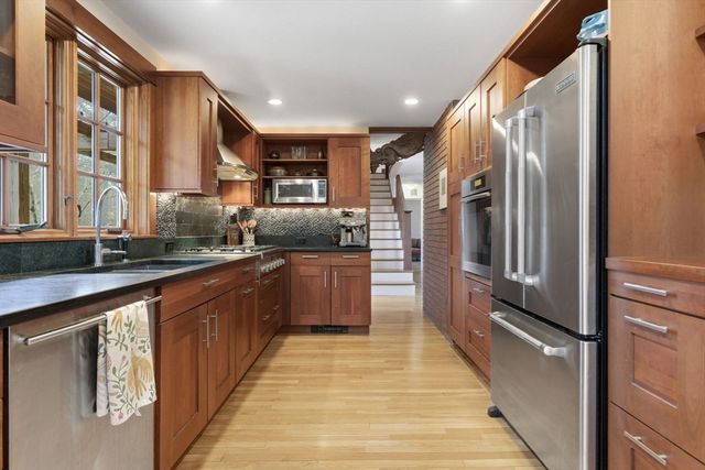 30 Volunteer Way, Lexington, MA 02420