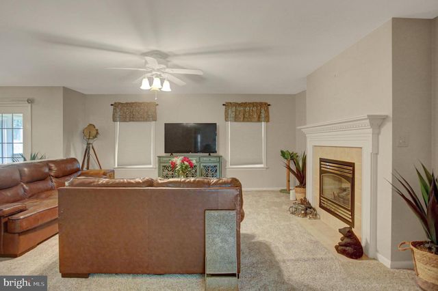 120 RIDING SILKS LN, York, PA 17404