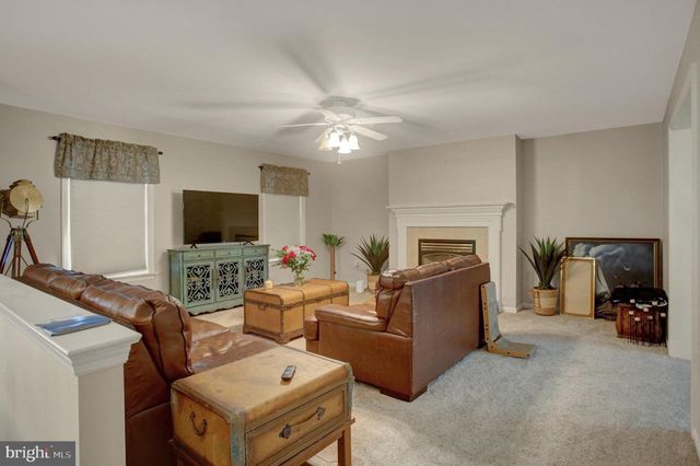 120 RIDING SILKS LN, York, PA 17404