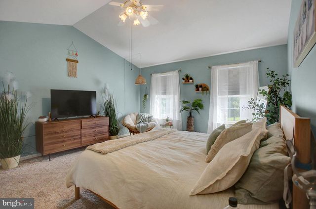 120 RIDING SILKS LN, York, PA 17404