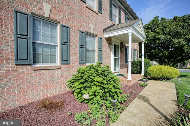 120 RIDING SILKS LN, York, PA 17404