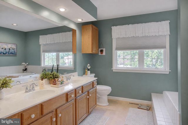120 RIDING SILKS LN, York, PA 17404