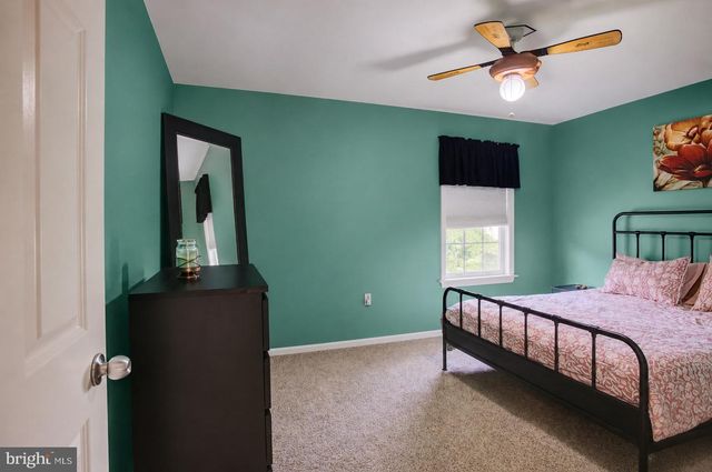 120 RIDING SILKS LN, York, PA 17404