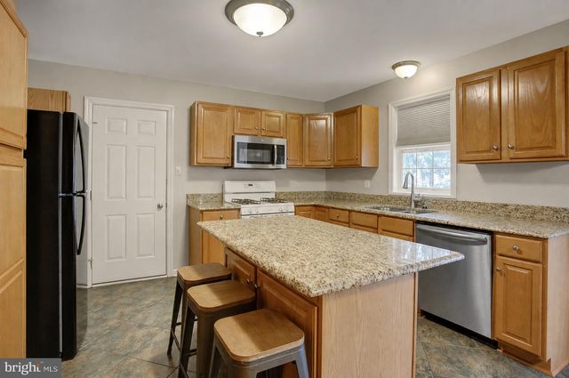 120 RIDING SILKS LN, York, PA 17404