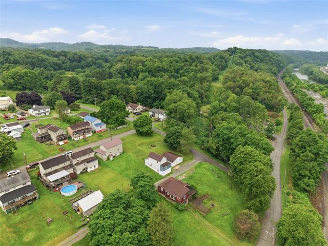 220 2nd St, W Leechburg, PA 15656