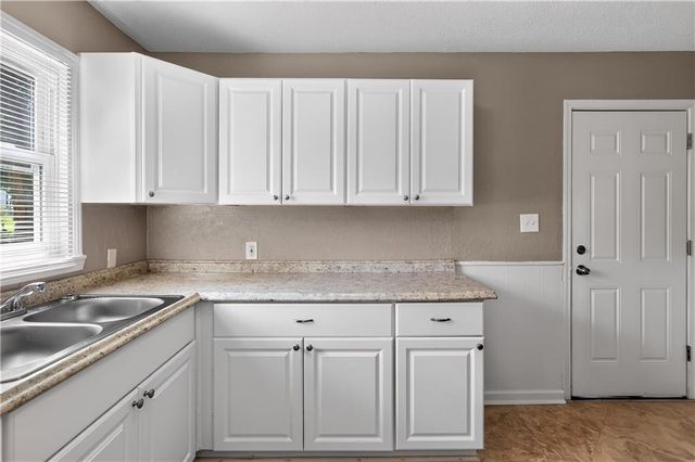 2218 S Overton Avenue, Independence, MO 64052