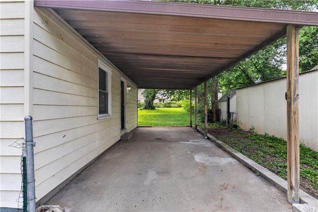 2218 S Overton Avenue, Independence, MO 64052
