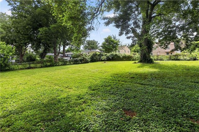 2218 S Overton Avenue, Independence, MO 64052