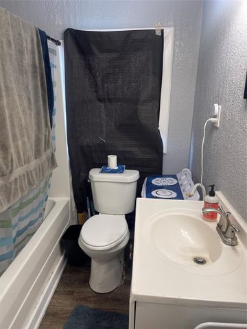 105 N Carver Street, Edna, TX 77957