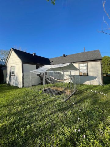 105 N Carver Street, Edna, TX 77957