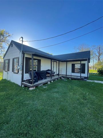 105 N Carver Street, Edna, TX 77957