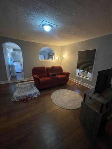 105 N Carver Street, Edna, TX 77957