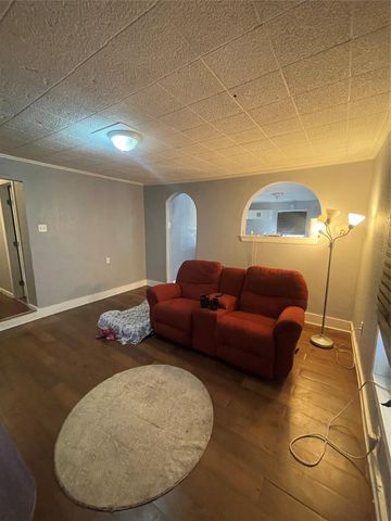 105 N Carver Street, Edna, TX 77957