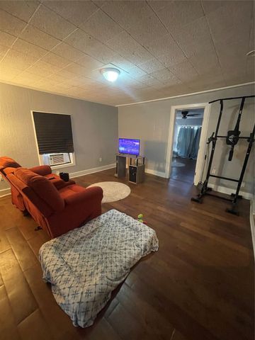 105 N Carver Street, Edna, TX 77957