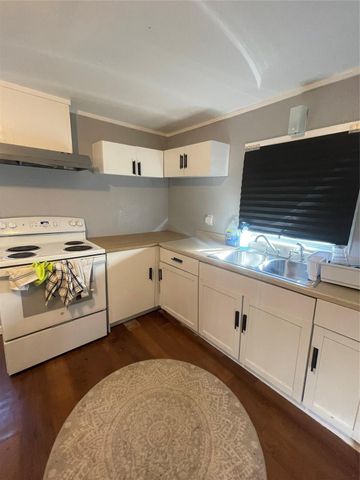 105 N Carver Street, Edna, TX 77957