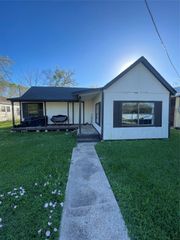 105 N Carver Street, Edna, TX 77957