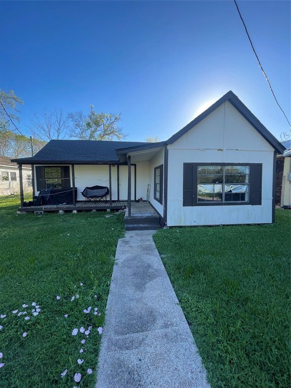 105 N Carver Street, Edna, TX 77957