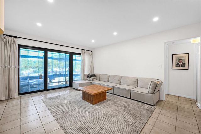 4020 N Hills Dr 29, Hollywood, FL 33021