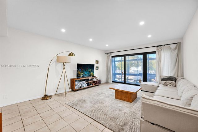 4020 N Hills Dr 29, Hollywood, FL 33021