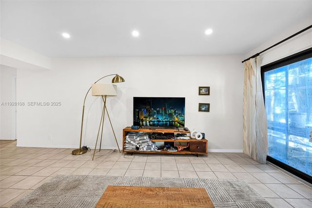 4020 N Hills Dr 29, Hollywood, FL 33021