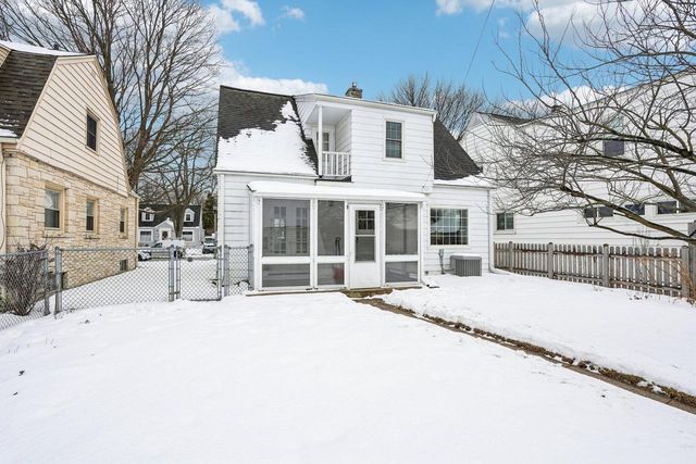 120 W Henry Clay STREET, Whitefish Bay, WI 53217